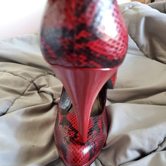 NWT Size 10 Gorgeous Nine West Snakeskin Pumps - black & red "Rocha" - Picture 3 of 7